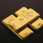 El oro se mantiene firme tras débiles datos laborales en EE.UU. y nuevas tarifas comerciales