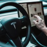 Tesla acelera: define el primer cliente para su camión Semi y lanza un programa piloto de alquiler de autos